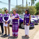 Colocación de cédulas de identificación con Código QR para unidades de Transporte Violeta.