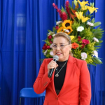 Guadalupe Alarcón Arcos apadrina generación en escuela primaria Luis Donaldo Colosio en la colonia Caltitlan.