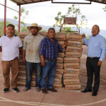 CON EL COMPROMISO DE APOYAR LA EDUCACIÓN ESCOLAR SE HIZO ENTREGA DE MATERIAL PARA DARLE EL USO ADECUADO.