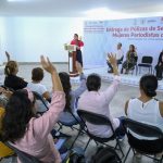 Entrega Evelyn Salgado pólizas de seguro de vida a mujeres periodistas de Acapulco