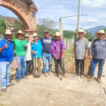 Se trabaja en el desazolve de canales carreteros en Apoyeca, Gro.