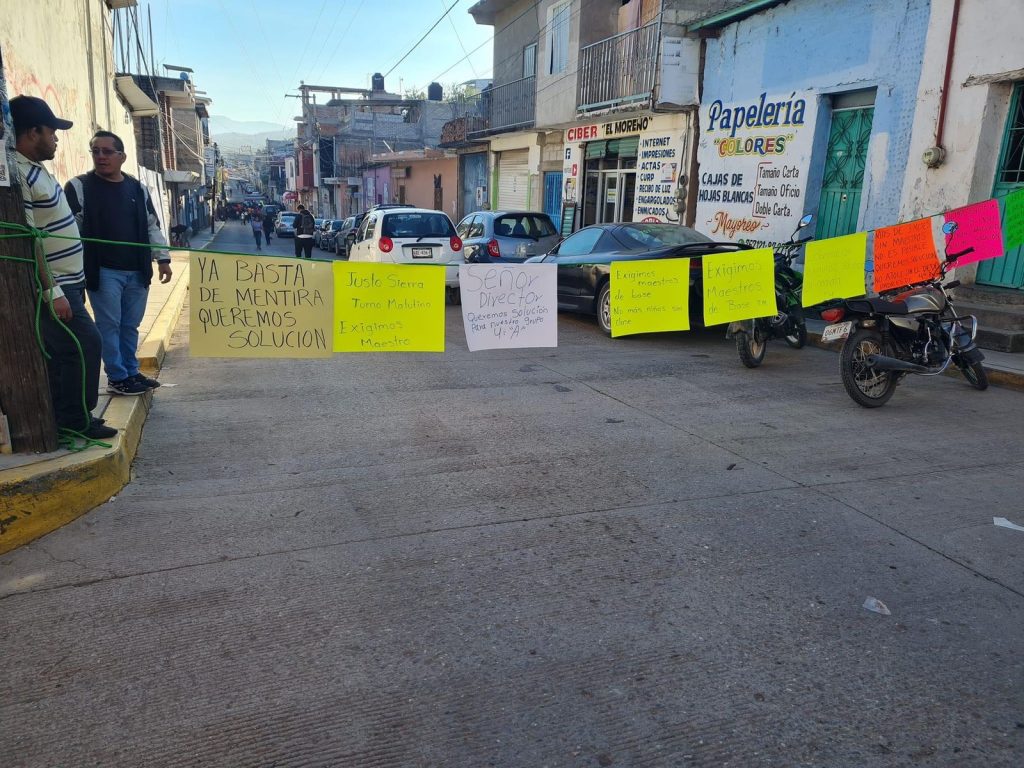 Con  bloqueo exigen padres de familia de primaria Justo Sierra, basificación de docentes y cese de pago de cuotas.