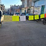 Con  bloqueo exigen padres de familia de primaria Justo Sierra, basificación de docentes y cese de pago de cuotas.