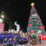 La gobernadora Evelyn Salgado enciende en Acapulco el tradicional árbol navideño de FEMSA.