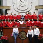 El bachillerato del Colegio Simón Bolívar visitaron las instalaciones del Congreso del Estado.