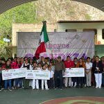 Para la educación, cultura y deporte el presidente de Tlapa de Comonfort hace entrega de apoyos.