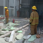 Bomberos estatales y municipales atienden incendio en Centro de Convenciones Copacabana.