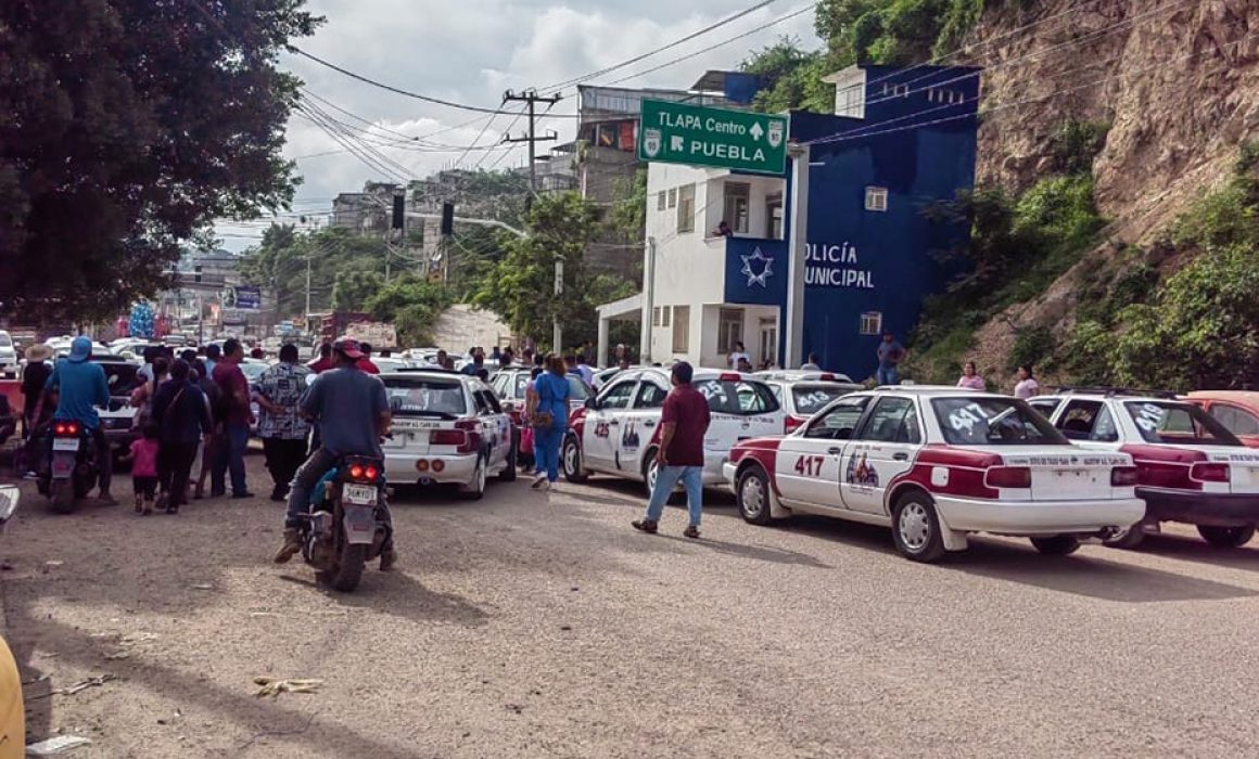 Bloquean taxistas carretera en Tlapa por concesiones y un desaparecido