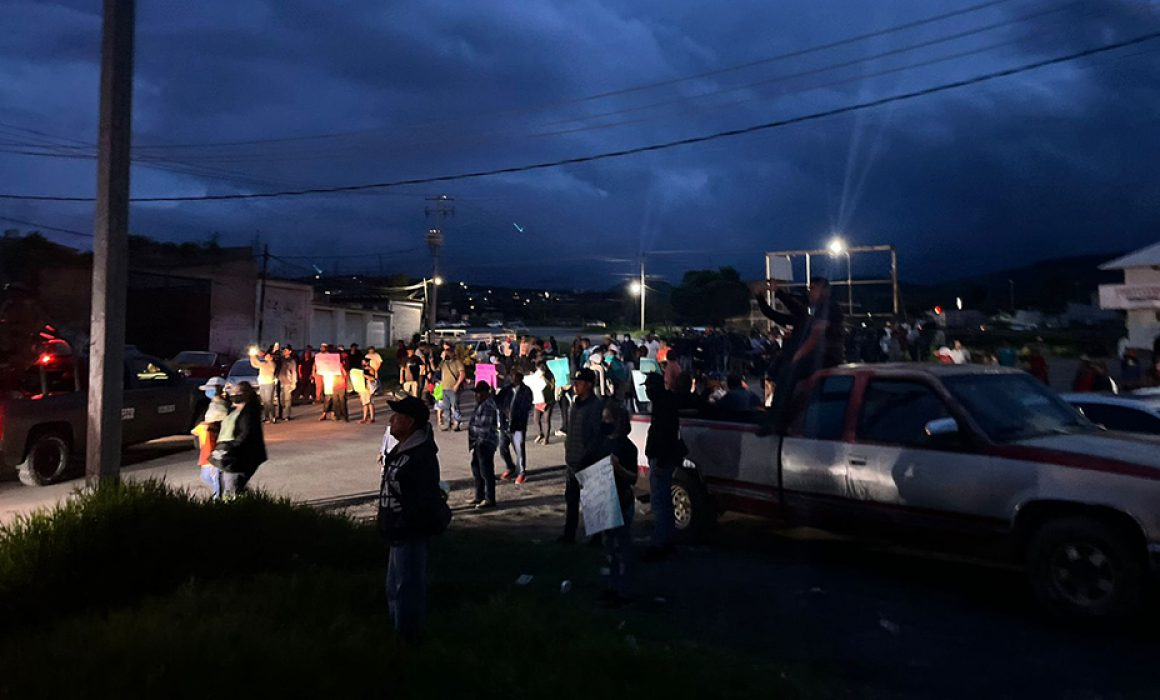 Familiares de las ocho personas detenidas por el bloqueo en Teloloapan, protestaron en la carretera federal Iguala-Altamirano para exigir su liberación.