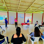 Reunión en la mesa de trabajo, por las integrantes de la Red MUCPAZ y representantes del municipio de Alcozauca.