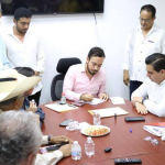 Maestros y estudiantes de la Universidad Autónoma de Guerrero marcharon este jueves hasta el Congreso del Estado para manifestar su apoyo a la reforma al Poder Judicial.