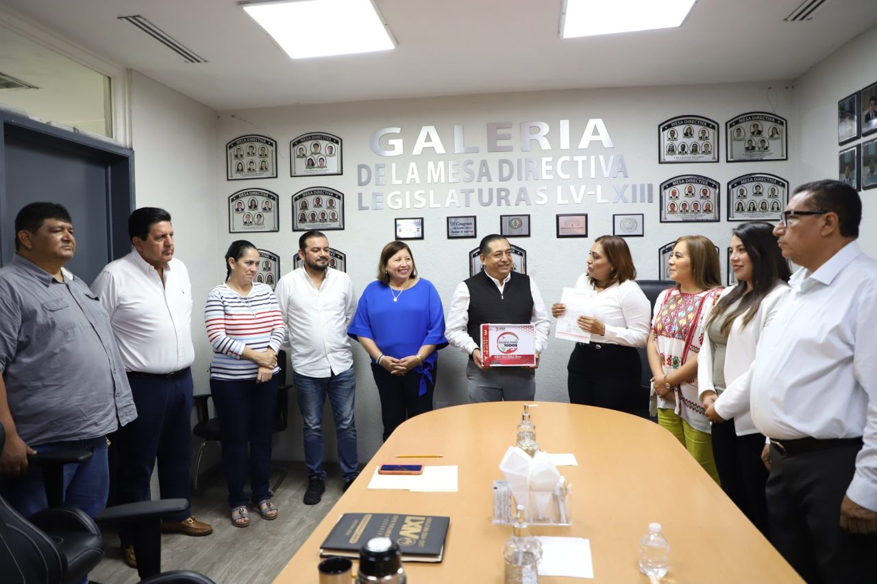 El diputado Jesús Parra García recibe el Tercer Informe de Actividades de la presidenta municipal de Eduardo Neri.