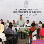 Integrantes de la Coordinadora Regional de Autoridades Comunitarias-Policía Comunitaria (CRAC-PC) que se manifestaron frente al Congreso del Estado.
