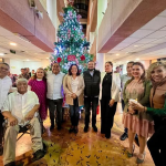 En el Congreso de Guerrero se llevó a cabo el encendido del Pino Navideño que adorna la planta baja del recinto legislativo.