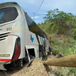 Choca autobús con 34 turistas a bordo en Chautla, se dirigía de Morelia a Ixtapa-Zihuatanejo.