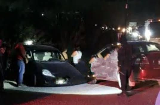 Solo daños materiales causan choque entre un Aveo y una camioneta, sobre la Tlapa-Puebla