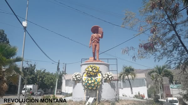 “‘La tierra es de quien la trabaja’. Ayer, organizaciones agrarias en Tlapa lo recordaron con una ofrenda floral.