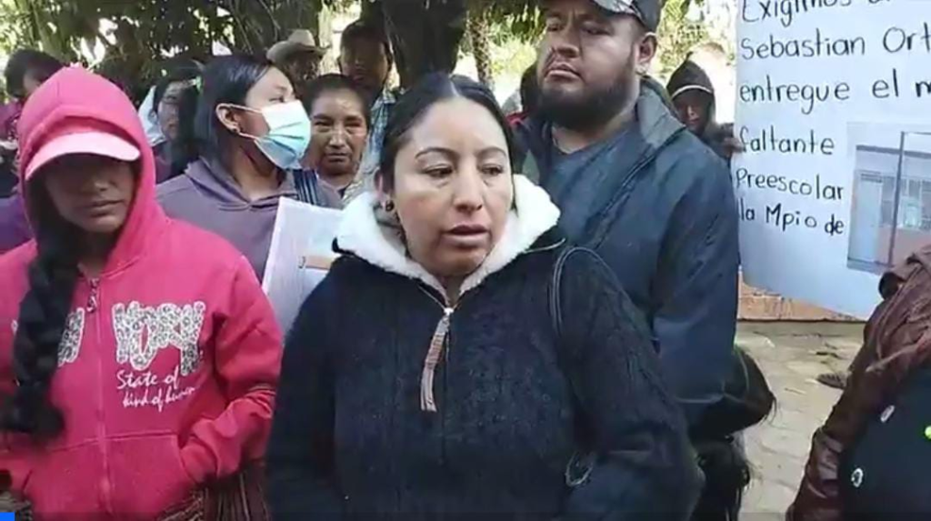Maestros y vecinos de Ahuejutla (Alcozauca) denuncian, que el ex alcalde no entrego escuela equipada
