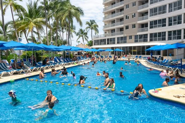 Miles de visitantes celebran las fiestas patrias en el Hogar del Sol.